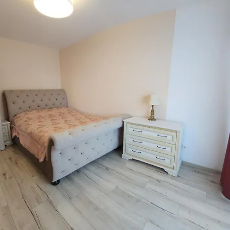 Modern 2 Bedroom Large Apt Lägenhet
