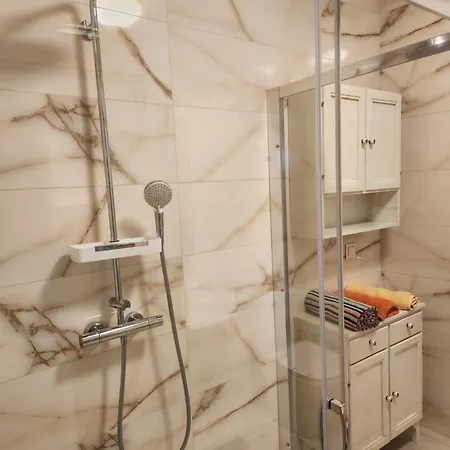 Modern 2 Bedroom Large Apt
