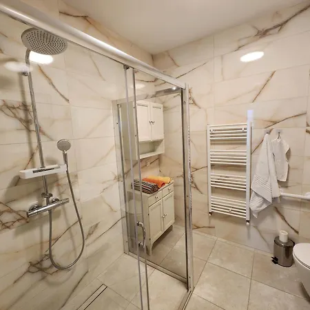 Modern 2 Bedroom Large Apt *